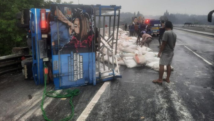 Kecelakaan maut di KM 100.800A Tol Cipularang. Seorang pengemudi tewas di lokasi kejadian.