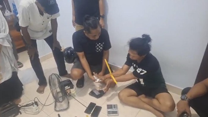 Polisi menggerebek pengedar sabu berinisial IR di Kendari, menyita 105,45 gram sabu dan barang bukti lainnya.