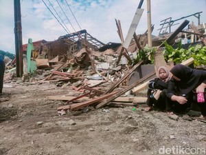 Ratusan Kios di Rest Area Jalur Puncak Dibongkar Petugas