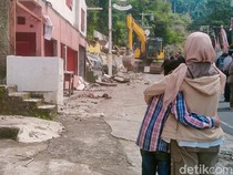 Satpol PP Bongkar Ratusan Kios Ilegal di Jalur Puncak Cianjur