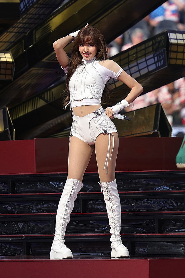 Lisa tampil dengan busana serba putih. Ia mengenakan kostum khusus berupa corset ketat, celana pendek high-waist, serta boots yang dipadukan dengan koreografi bernuansa sporty dan futuristik. Foto: John Dorton/USSF/John Dorton/USSF