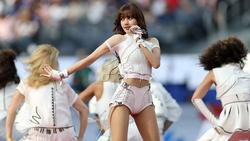 Lisa Tampil di Opening World Cup 2026 Bawakan Goals, Gaya Seksi Serba Putih