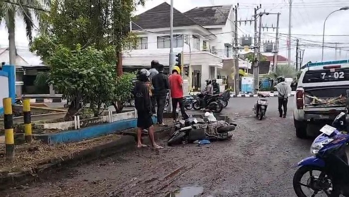Kecelakaan antara ambulans dan sepeda motor di Mamuju, Sulbar, melibatkan PNS Iswandi yang mengalami luka berat.