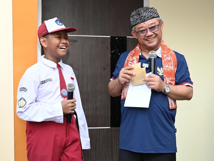 Mendikdasmen Berbincang Bahasa Inggris dengan Destian
