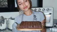 Awalnya, kafe ini berdiri karena Jennifer yang hobi baking (buat kue), sekaligus menjadi terapi ketika ia berduka setelah kepergian mendiang suaminya, Dali Wassink. Foto: Instagram @chewysdessert
