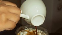 Menu es kopi susu juga jadi andalan di kafe Jennifer Coppen ini. Semua bahan yang digunakan pastinya premium dan tanpa pengawet. Foto: Instagram @chewysdessert