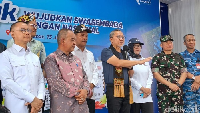 Menko Bidang Pangan Zulkifli Hasan (Zulhas) bertemu dengan petani di Aceh Besar dalam kegiatan rembuk tani. (Agus Setyadi/detikSumut)