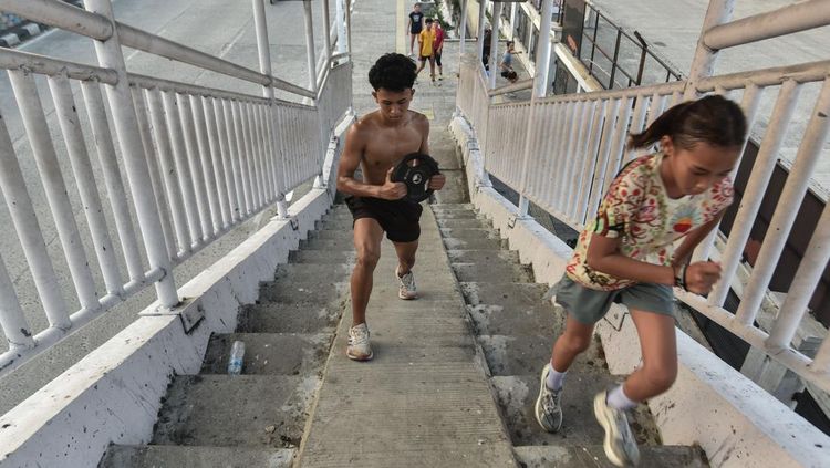 Minim Sarana, Atlet Manfaatkan JPO untuk Berlatih