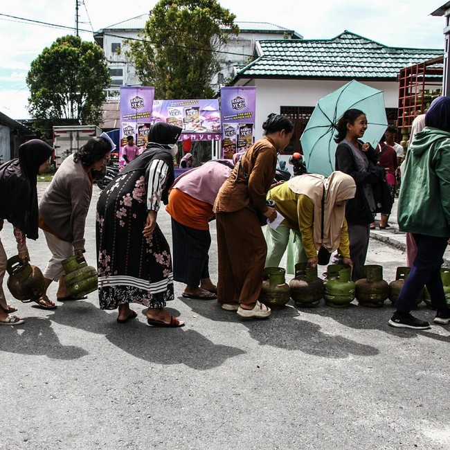 Operasi Pasar Digelar, Warga Antre Beli Elpiji