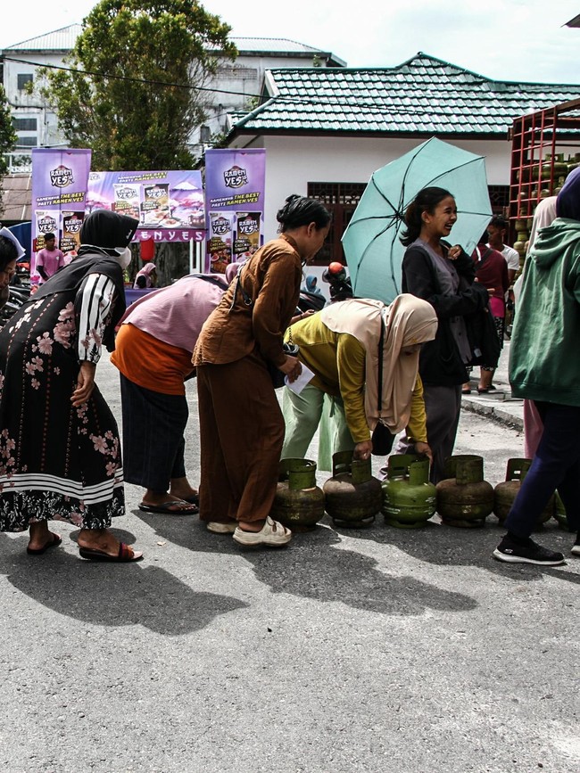 Operasi Pasar Digelar, Warga Antre Beli Elpiji