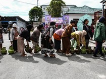 Operasi Pasar Digelar, Warga Antre Beli Elpiji