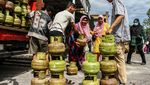 Operasi Pasar Digelar, Warga Antre Beli Elpiji