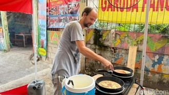 Bule Jerman Jual Pancake Rp10 Ribuan di Kemayoran, Sudah Diantre dari Subuh!