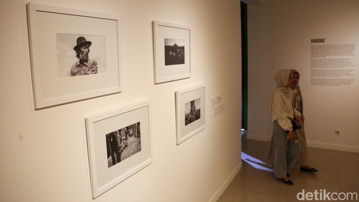 Pengunjung mengamati karya dalam pameran seni rupa bertajuk Panoramica di Galeri Nasional Indonesia, Jakarta, Sabtu (13/6/2026).