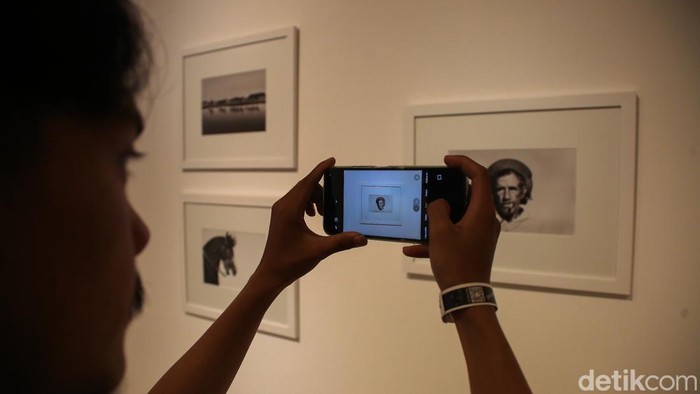 Pengunjung mengamati karya dalam pameran seni rupa bertajuk Panoramica di Galeri Nasional Indonesia, Jakarta, Sabtu (13/6/2026).