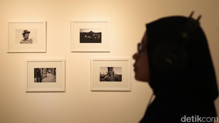 Pengunjung mengamati karya dalam pameran seni rupa bertajuk Panoramica di Galeri Nasional Indonesia, Jakarta, Sabtu (13/6/2026).