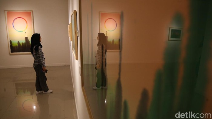 Pengunjung mengamati karya dalam pameran seni rupa bertajuk Panoramica di Galeri Nasional Indonesia, Jakarta, Sabtu (13/6/2026).