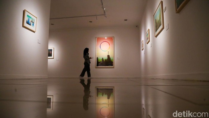 Pengunjung mengamati karya dalam pameran seni rupa bertajuk Panoramica di Galeri Nasional Indonesia, Jakarta, Sabtu (13/6/2026).
