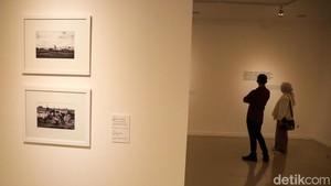 Pengunjung mengamati karya dalam pameran seni rupa bertajuk Panoramica di Galeri Nasional Indonesia, Jakarta, Sabtu (13/6/2026).