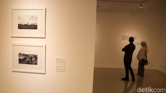 Pengunjung mengamati karya dalam pameran seni rupa bertajuk Panoramica di Galeri Nasional Indonesia, Jakarta, Sabtu (13/6/2026).
