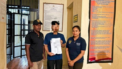 Pegawai PPPK KUA Kecamatan Rote Barat Daya, Rote Ndao, NTT, berinisisl SSU alias Hardi  (tengah) ditahan di Polres Rote Ndao, Kamis (11/6/2026). (Dok. Polres Rote Ndao)