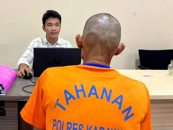 Pelaku pencabulan anak di Telagasari Karawang, saat diperiksa di Mapolres Karawang