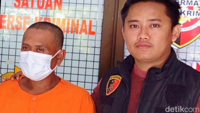 Pelaku pencabulan anak saat dikeler di Mapolres Situbondo