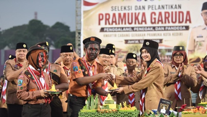 Wali Kota Kediri Vinanda Prameswati melantik 1.600 Pramuka Garuda di Stadion Brawijaya