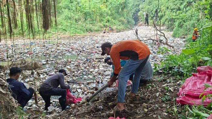 Pemkot Serang dan warga bersih-bersih Sungai Cibanten, Sabtu (13/6/2026).