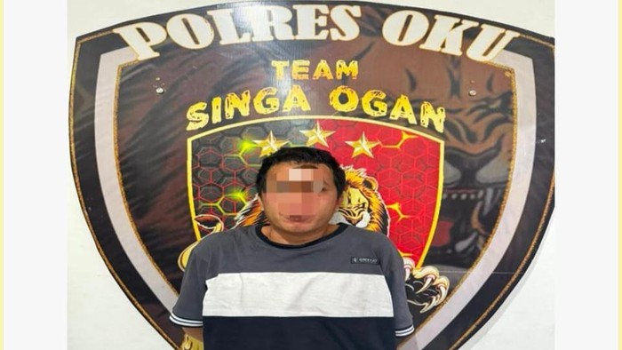 Petani di OKU saat diamankan polisi karena membawa senpi