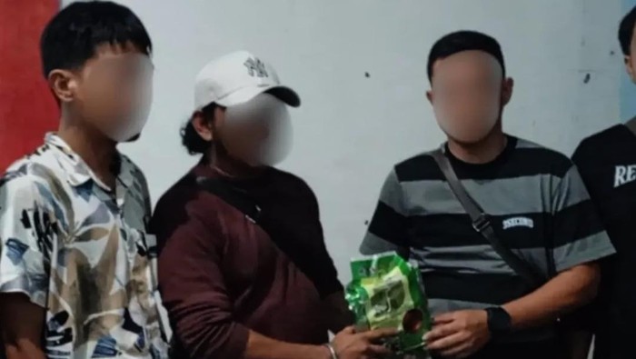 Petugas saat mengamankan sabu lewat pengiriman ekspedisi di Empat Lawang