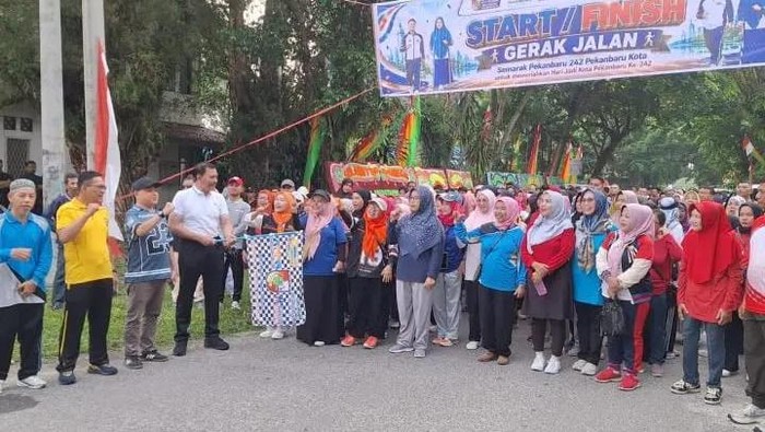 Polda Riau mengkampanyekan Green Policing di acara gerak jalan santai.