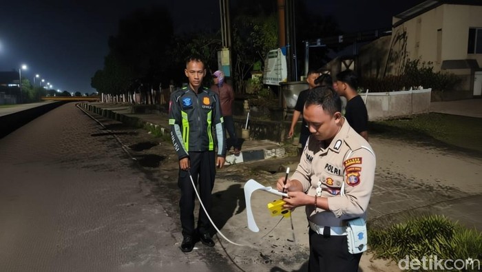 Polisi di lokasi Kecelakaan lalu lintas terjadi di Jalan Pangeran Diponegoro, Kecamatan Arut Selatan, Kabupaten Kotawaringin Barat (Kobar)