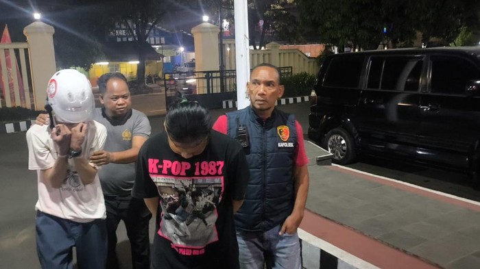 Polisi menangkap bandar tembakau sintetis (sinte) berinisial FF (24) dan R (23) di Desa Cipenjo, Kecamatan Cileungsi, Bogor, Jawa Barat. (Dok istimewa).