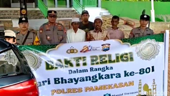 Polres Pamekasan beri bantuan semen kepada warga untuk perbaikan jalan umum