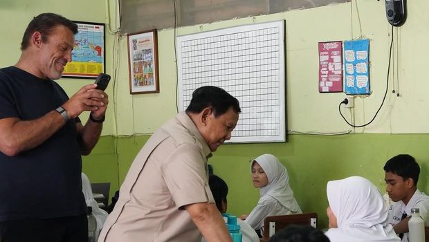 Prabowo Subianto bersama Tony Robbins Meninjau Pelaksanaan MBG Prabowo Subianto bersama Tony Robbins Meninjau Pelaksanaan MBG