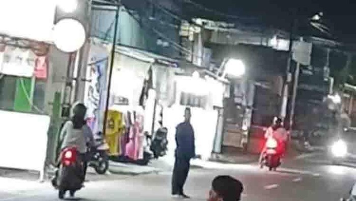 Pria diduga ODGJ berdiri di tengah jalan