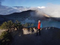 Kunjungi Banyuwangi, Raline Shah Puji Panorama Sunrise di Kawah Ijen