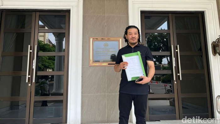 Ramos Hutabarat, kuasa hukum mitra dapur SPPG di Jambi melaporkan dugaan pemalsuan dokumen oleh yayasan pengelola SPPG, saat mendatangi Polda Jambi