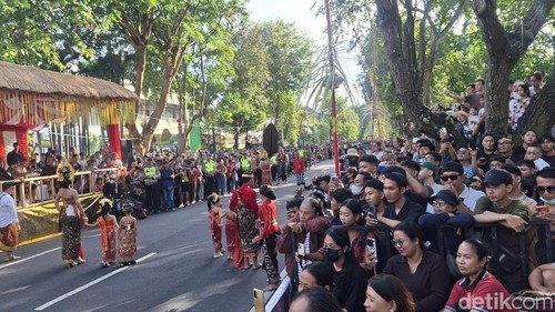 Ribuan penonton memadati kawasan Renon, Denpasar, untuk menyaksikan pawai pembukaan Pesta Kesenian Bali (PKB) ke-48, Sabtu (13/6/2026). (Fabiola Dianira)