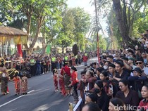 Turis-turis Rela Kepanasan demi Nonton PKB Bali 2026