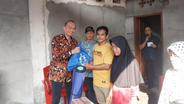 Sekretaris Daerah (Sekda) OKU Alva Elan menyerahkan bantuan untuk korban kebakaran