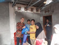 Sekda OKU Serahkan Bantuan untuk Korban Kebakaran di Pasar Baru