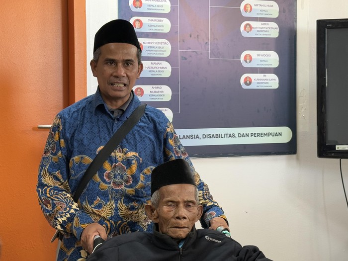 Juweni Suberi Porejo, jemaah haji berusia 77 tahun asal Purwodadi, Jawa Tengah dan Misbachul Munir Djuweni, putra pertama Juweni yang menemani sang ayah berhaji.