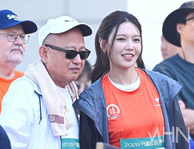 Sooyoung SNSD terlihat bersama ayahnya di acara maraton amal Blind Eulim Marathon.