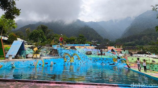 Suasana objek wisata Bumi Pelangi Kuningan Suasana objek wisata Bumi Pelangi Kuningan