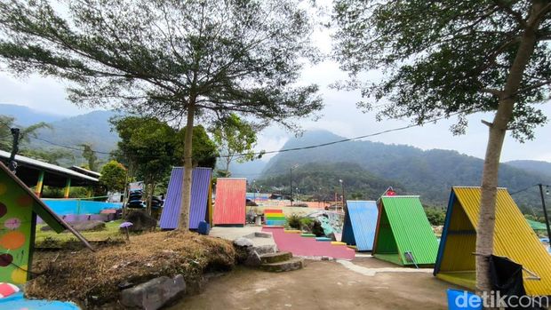 Suasana objek wisata Bumi Pelangi Kuningan Suasana objek wisata Bumi Pelangi Kuningan