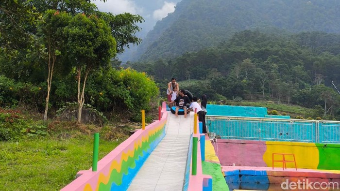 Suasana objek wisata Bumi Pelangi Kuningan