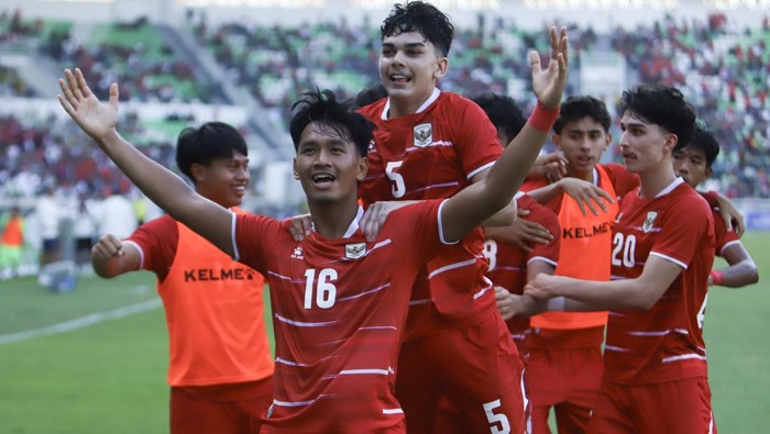 Timnas Indonesia U-19 berfoto bersama sebelum pertandingan melawan Kamboja U-19 pada pertandingan perebutan juara tiga Piala AFF U-19 2026 di Stadion Utama Sumatera Utara, Kabupaten Deli Serdang, Sumatera Utara, Sabtu (13/6/2026). ANTARA FOTO/Yudi Manar/Lmo/foc.