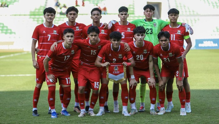 Timnas Indonesia U-19 berfoto bersama sebelum pertandingan melawan Kamboja U-19 pada pertandingan perebutan juara tiga Piala AFF U-19 2026 di Stadion Utama Sumatera Utara, Kabupaten Deli Serdang, Sumatera Utara, Sabtu (13/6/2026). ANTARA FOTO/Yudi Manar/Lmo/foc.